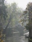 906080 Gezicht op de Gaardbrug over de Oudegracht te Utrecht, vanaf de Maartensbrug, in herfstsfeer.